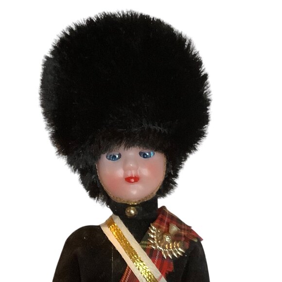 Vtg Scottish Guard Soldier Doll In Traditional Outfit With Bearskin Hat & Tartan - Picture 2 of 4